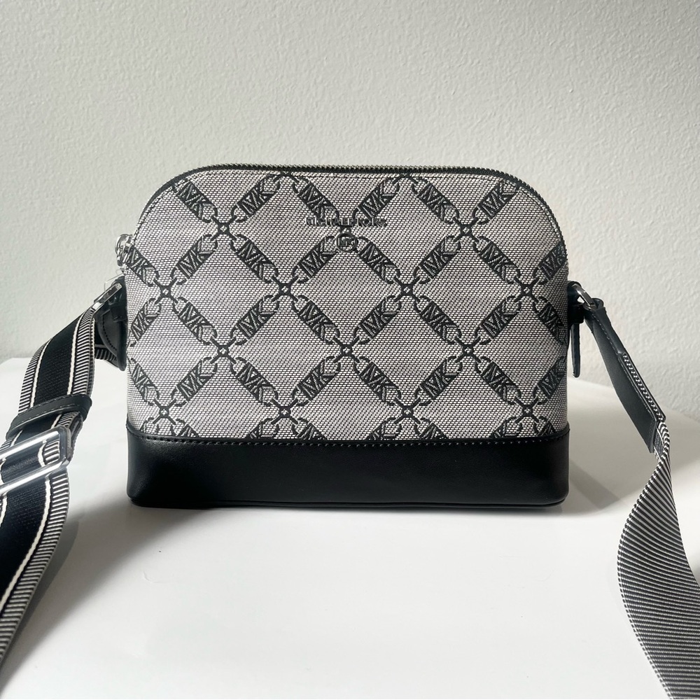MICHAEL KORS-NWT Jet Set Charm Black Crossbody Bag Black and White Thick Strap